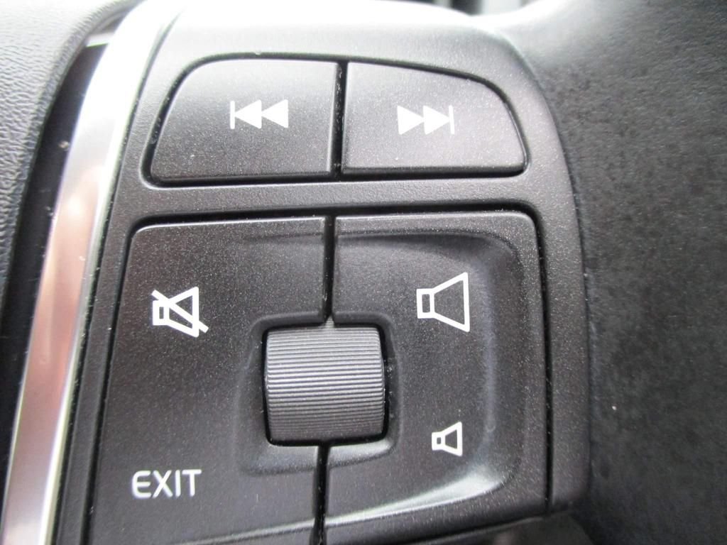 USED 2023 64 VOLVO V40 CROSS COUNTRY 2.0  HEATED SEATS + SAT NAV