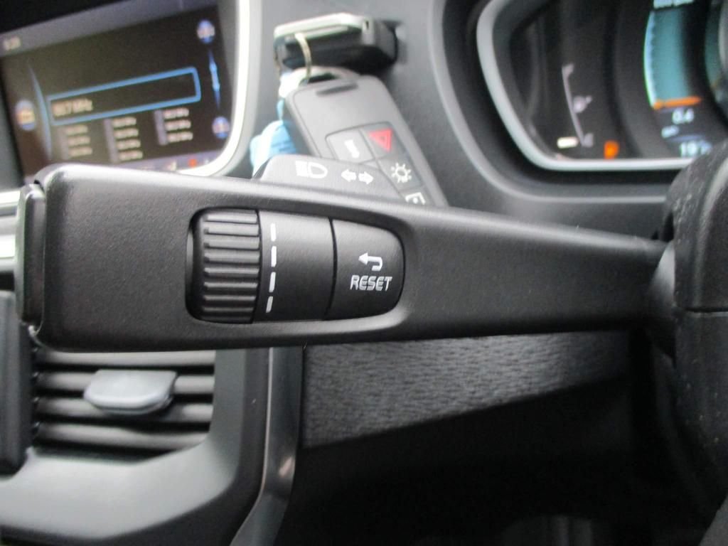 USED 2023 64 VOLVO V40 CROSS COUNTRY 2.0  HEATED SEATS + SAT NAV