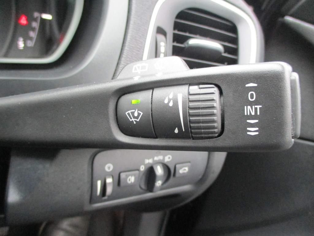 USED 2023 64 VOLVO V40 CROSS COUNTRY 2.0  HEATED SEATS + SAT NAV