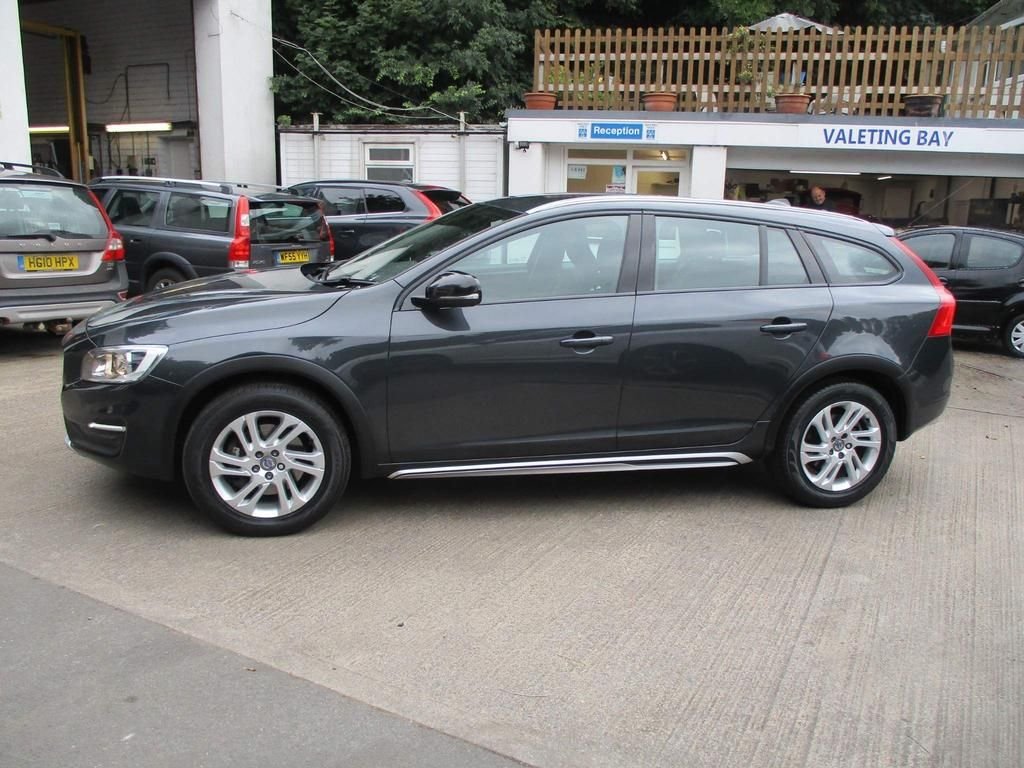 USED 2016 66 VOLVO V60 CROSS COUNTRY 2.4 D4 CROSS COUNTRY SE NAV AWD 5d 187 BHP DAB + SAT NAV