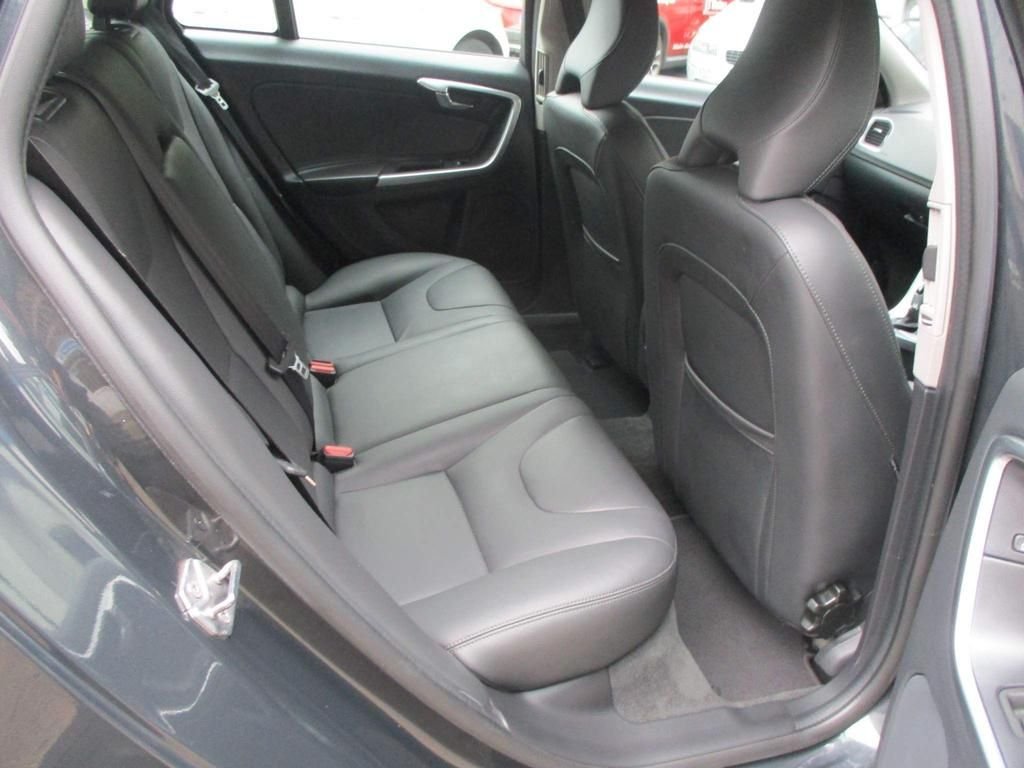 USED 2016 66 VOLVO V60 CROSS COUNTRY 2.4 D4 CROSS COUNTRY SE NAV AWD 5d 187 BHP DAB + SAT NAV