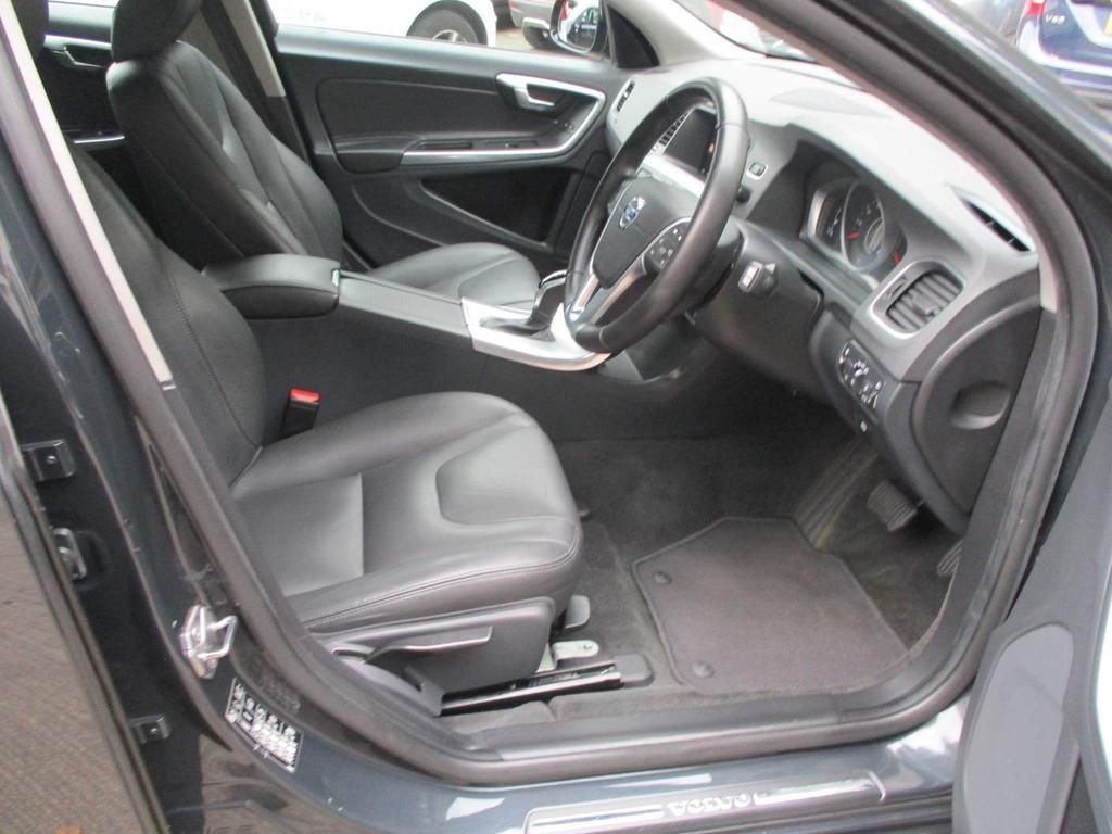 USED 2016 66 VOLVO V60 CROSS COUNTRY 2.4 D4 CROSS COUNTRY SE NAV AWD 5d 187 BHP DAB + SAT NAV