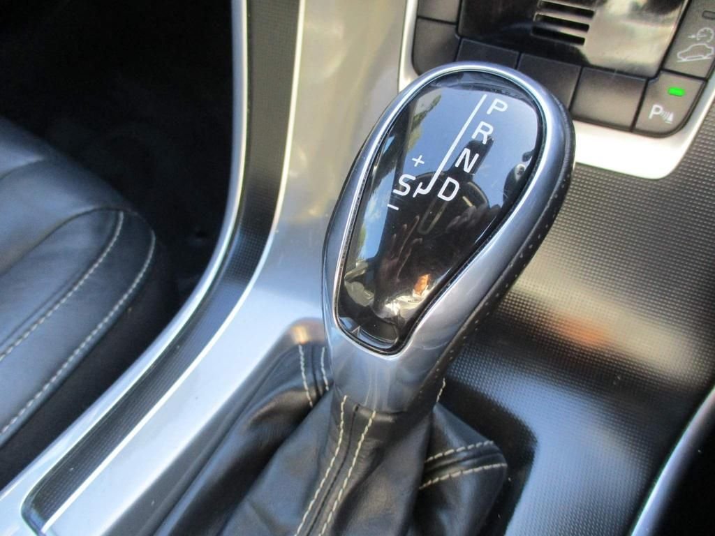 USED 2014 14 VOLVO XC60 2.4 D4 R-DESIGN LUX NAV AWD 5d 161 BHP DAB + SAT NAV