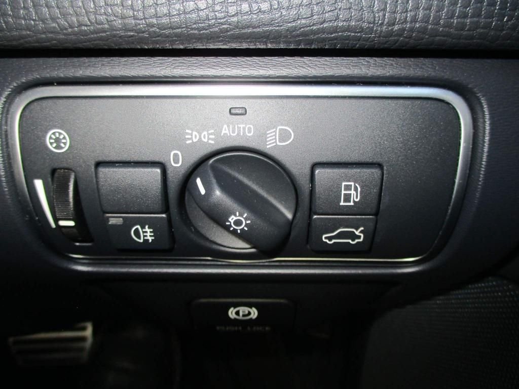 USED 2014 14 VOLVO XC60 2.4 D4 R-DESIGN LUX NAV AWD 5d 161 BHP DAB + SAT NAV