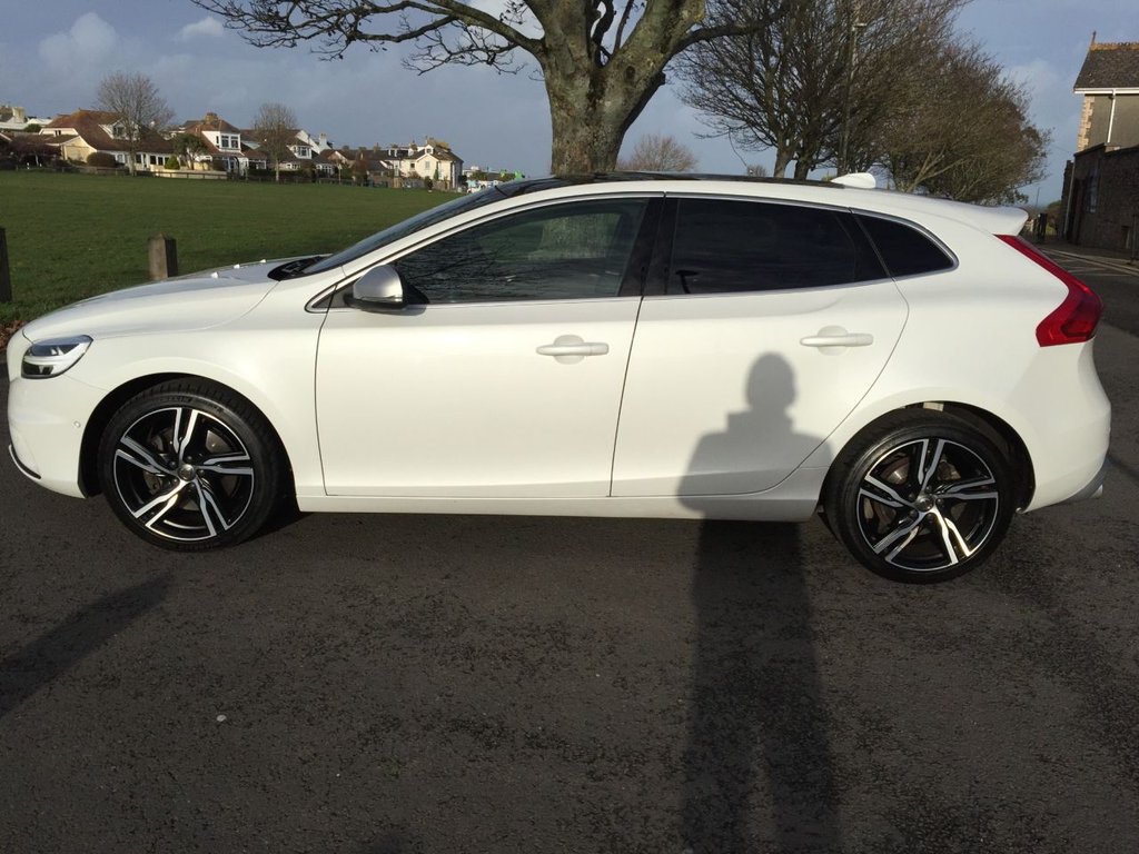 USED 2017 67 VOLVO V40 2.0 T5 R-DESIGN PRO 5d AUTO 240 BHP HATCHBACK