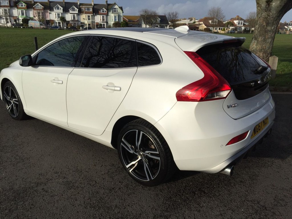 USED 2017 67 VOLVO V40 2.0 T5 R-DESIGN PRO 5d AUTO 240 BHP HATCHBACK