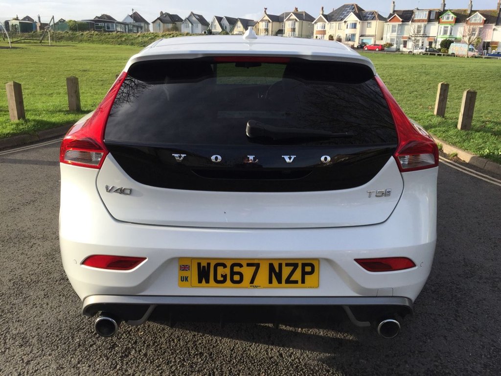 USED 2017 67 VOLVO V40 2.0 T5 R-DESIGN PRO 5d AUTO 240 BHP HATCHBACK