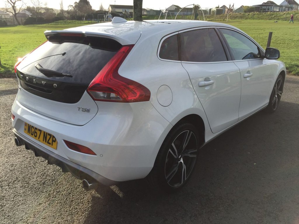 USED 2017 67 VOLVO V40 2.0 T5 R-DESIGN PRO 5d AUTO 240 BHP HATCHBACK