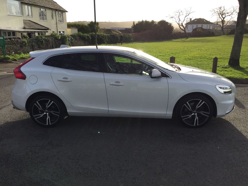 USED 2017 67 VOLVO V40 2.0 T5 R-DESIGN PRO 5d AUTO 240 BHP HATCHBACK
