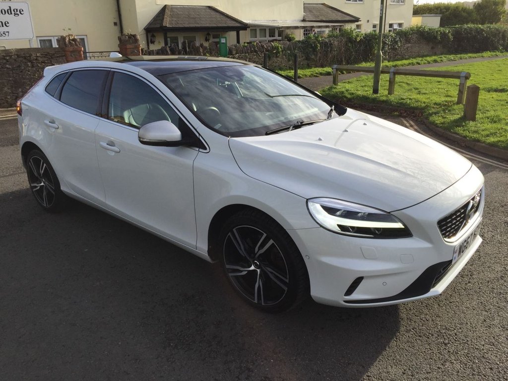 USED 2017 67 VOLVO V40 2.0 T5 R-DESIGN PRO 5d AUTO 240 BHP HATCHBACK