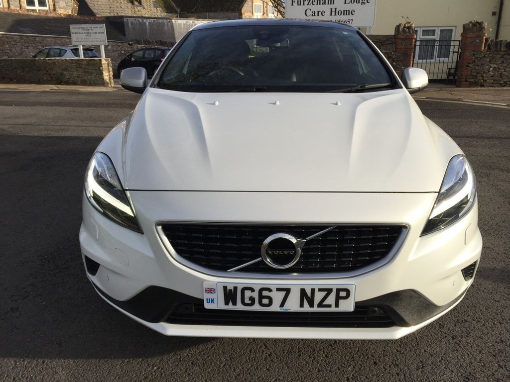 USED 2017 67 VOLVO V40 2.0 T5 R-DESIGN PRO 5d AUTO 240 BHP HATCHBACK
