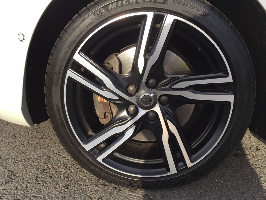 USED 2017 67 VOLVO V40 2.0 T5 R-DESIGN PRO 5d AUTO 240 BHP HATCHBACK
