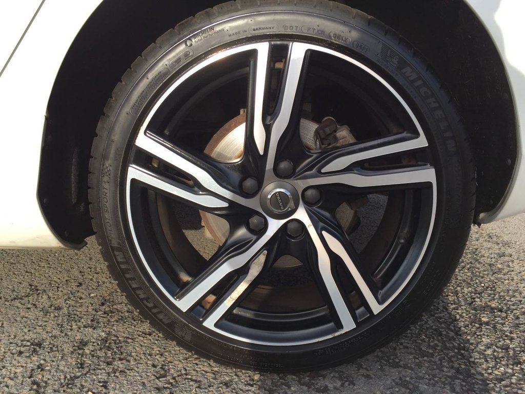 USED 2017 67 VOLVO V40 2.0 T5 R-DESIGN PRO 5d AUTO 240 BHP HATCHBACK