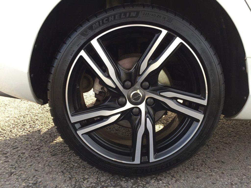 USED 2017 67 VOLVO V40 2.0 T5 R-DESIGN PRO 5d AUTO 240 BHP HATCHBACK