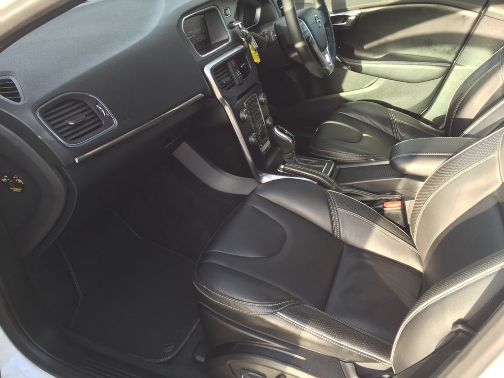 USED 2017 67 VOLVO V40 2.0 T5 R-DESIGN PRO 5d AUTO 240 BHP HATCHBACK
