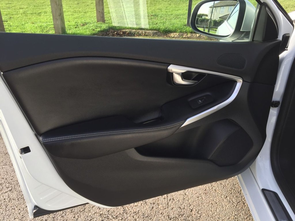 USED 2017 67 VOLVO V40 2.0 T5 R-DESIGN PRO 5d AUTO 240 BHP HATCHBACK