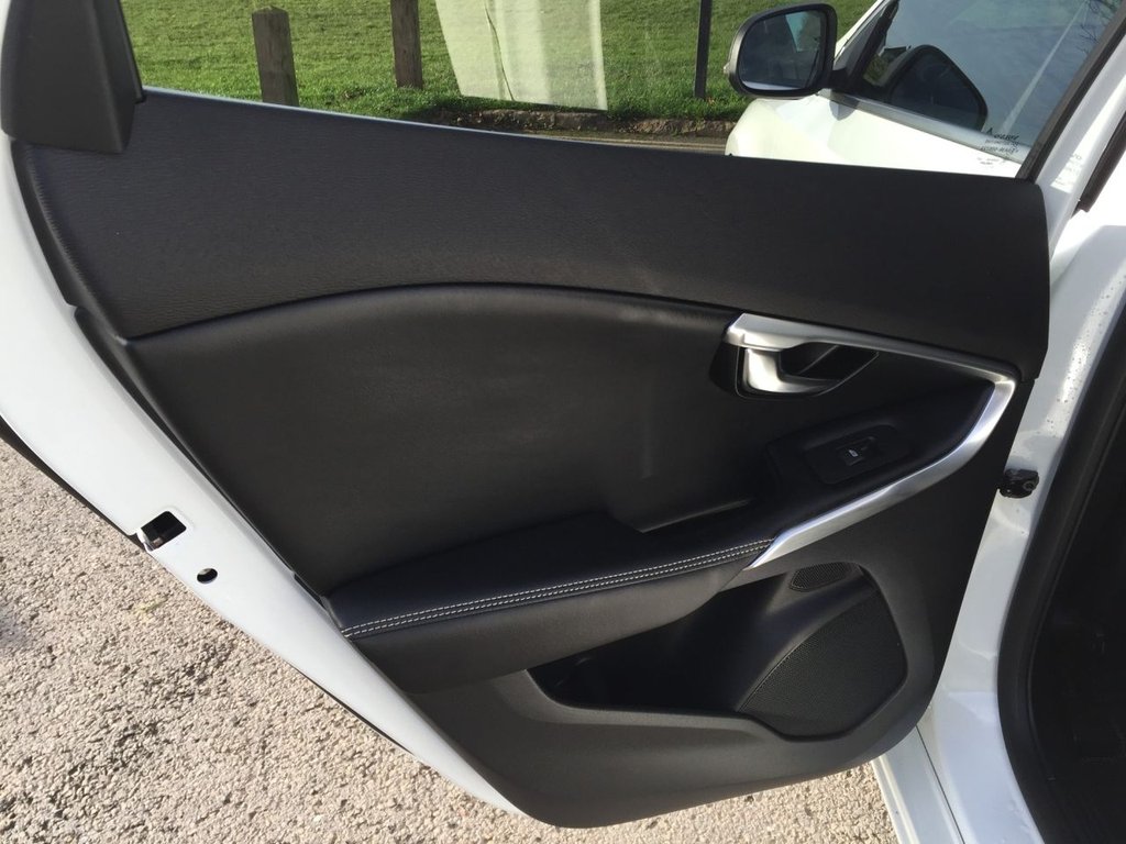 USED 2017 67 VOLVO V40 2.0 T5 R-DESIGN PRO 5d AUTO 240 BHP HATCHBACK
