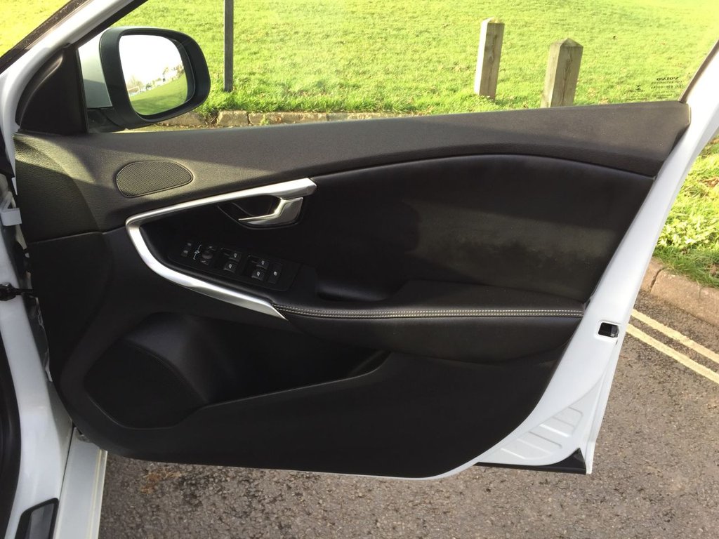 USED 2017 67 VOLVO V40 2.0 T5 R-DESIGN PRO 5d AUTO 240 BHP HATCHBACK