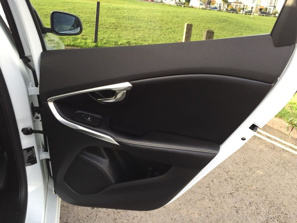 USED 2017 67 VOLVO V40 2.0 T5 R-DESIGN PRO 5d AUTO 240 BHP HATCHBACK