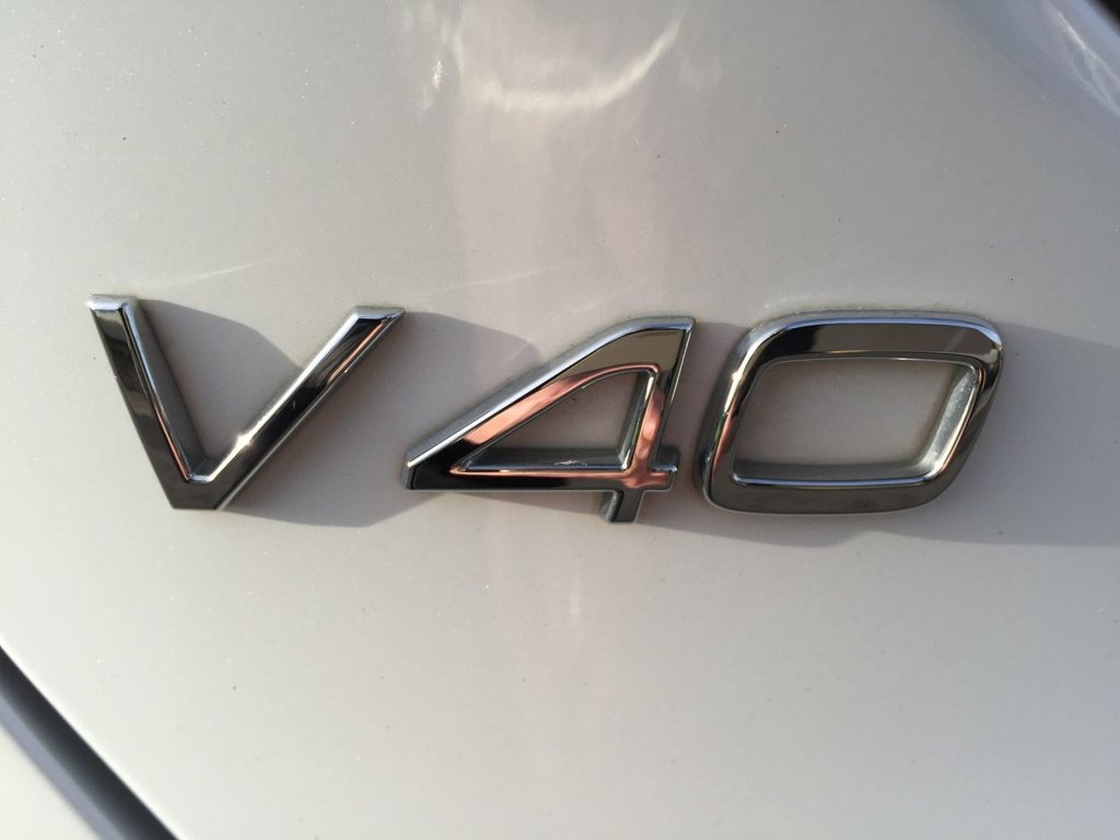 USED 2017 67 VOLVO V40 2.0 T5 R-DESIGN PRO 5d AUTO 240 BHP HATCHBACK