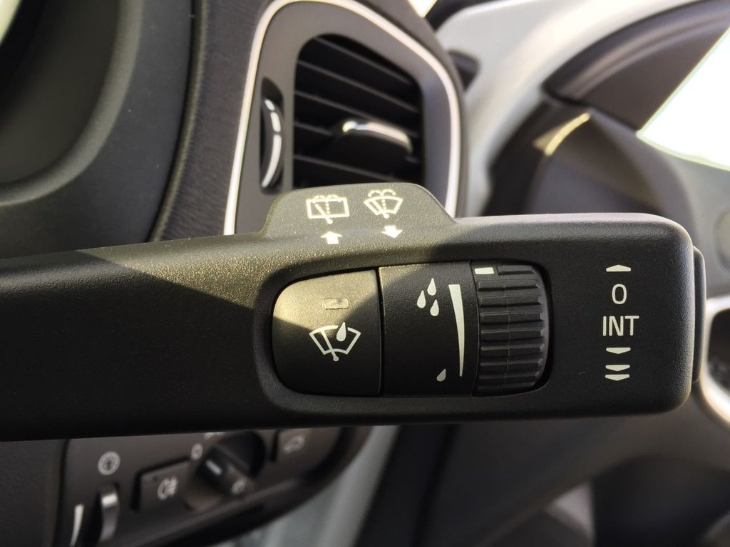 USED 2017 67 VOLVO V40 2.0 T5 R-DESIGN PRO 5d AUTO 240 BHP HATCHBACK