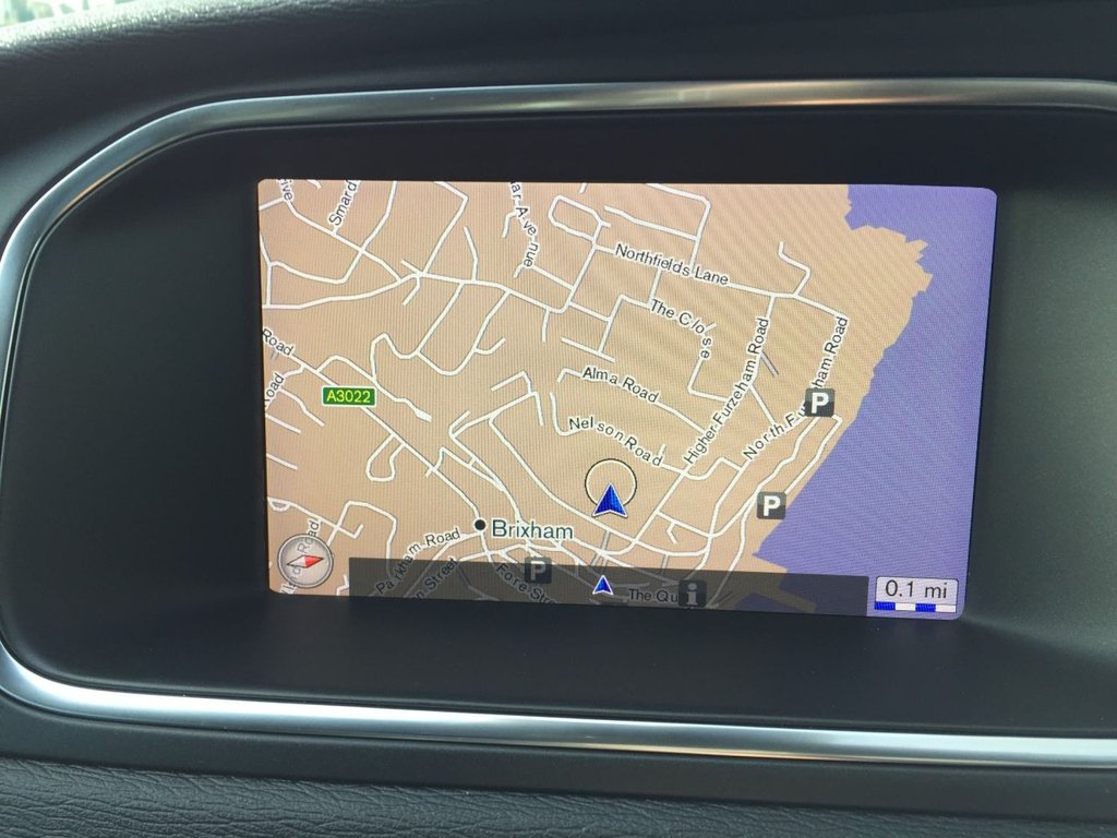 USED 2017 67 VOLVO V40 2.0 T5 R-DESIGN PRO 5d AUTO 240 BHP HATCHBACK