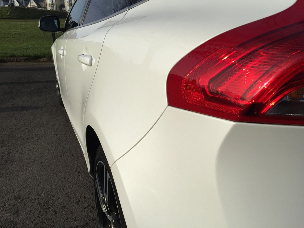 USED 2017 67 VOLVO V40 2.0 T5 R-DESIGN PRO 5d AUTO 240 BHP HATCHBACK