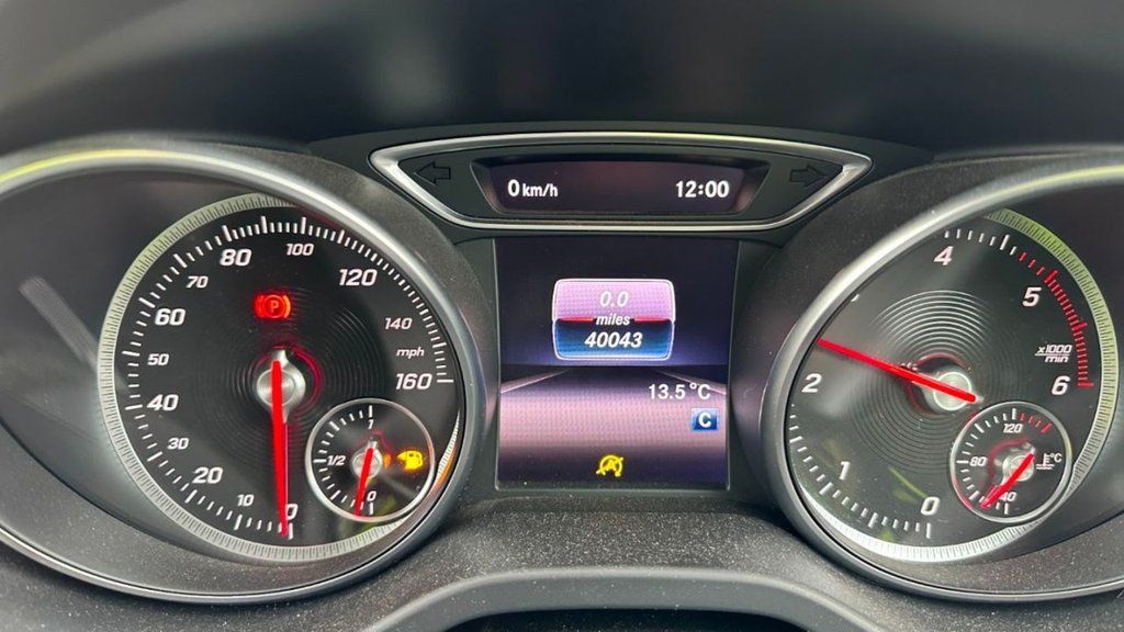USED 2017 17 MERCEDES-BENZ GLA-CLASS 2.1 GLA 200 D AMG LINE 5d 134 BHP FANTASTIC SPEC CAR