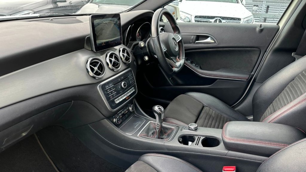 USED 2017 17 MERCEDES-BENZ GLA-CLASS 2.1 GLA 200 D AMG LINE 5d 134 BHP FANTASTIC SPEC CAR