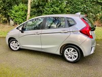 USED 2017 66 HONDA JAZZ 1.3 I-VTEC SE NAVI 5d AUTO 101 BHP 1 RETIRED LADY OWNER //ONLY 6,500 MILES//X5 SERVICE STAMPS//SATNAV//AIRCON//FRONT AND REAR PARK SENSORS//ELEC FOLD MIRRORS//BLUETOOTH//CRUISE CONTROL//MULTI-FUNCTON STEERING WHEEL SE NAVI 5d AUTO 101 BHP 1 RETIRED LADY OWNER //ONLY 6,500 MILES//X5 SERVICE STAMPS//SATNAV//AIRCON//FRONT AND REAR PARK SENSORS//ELEC FOLD MIRRORS//BLUETOOTH//CRUISE CONTROL//MULTI-FUNCTON STEERING WHEEL
