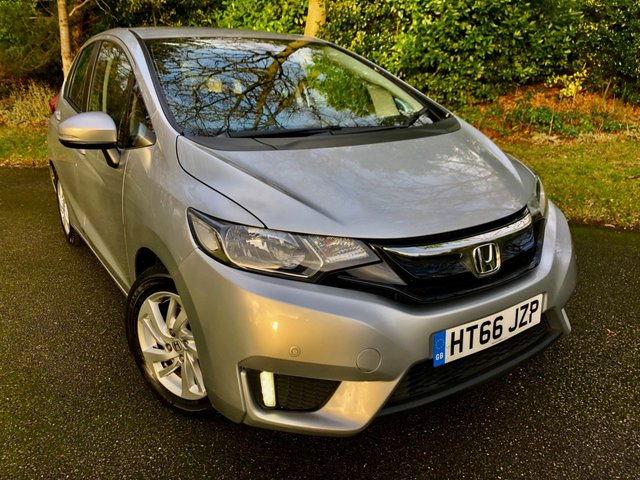 2017 66 Honda Jazz 1.3 I-VTEC SE NAVI 5d AUTO 101 BHP 1 RETIRED LADY OWNER //ONLY 6,500 MILES//X5 SERVICE STAMPS//SATNAV//AIRCON//FRONT AND REAR PARK SENSORS//ELEC FOLD MIRRORS//BLUETOOTH//CRUISE CONTROL//MULTI-FUNCTON STEERING WHEEL