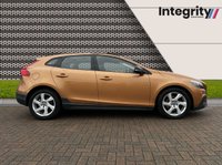USED 2014 14 VOLVO V40 1.6 D2 CROSS COUNTRY LUX 5d 113 BHP BLUETOOTH HANDSFREE - USB INPUT - CLIMATE CONTROL - DAB RADIO - XENON HEADLIGHTS - RAIN SENSING WIPERS