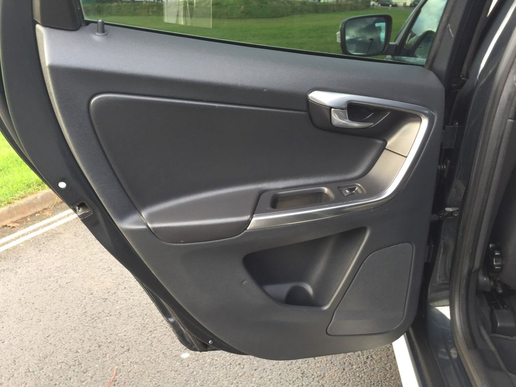 USED 2013 13 VOLVO XC60 2.4 D5 R-DESIGN NAV AWD 5d 212 BHP DAB + SAT NAV