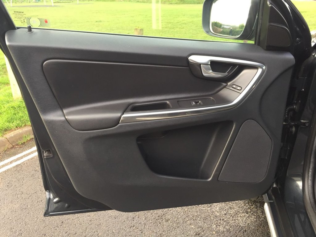USED 2013 13 VOLVO XC60 2.4 D5 R-DESIGN NAV AWD 5d 212 BHP DAB + SAT NAV