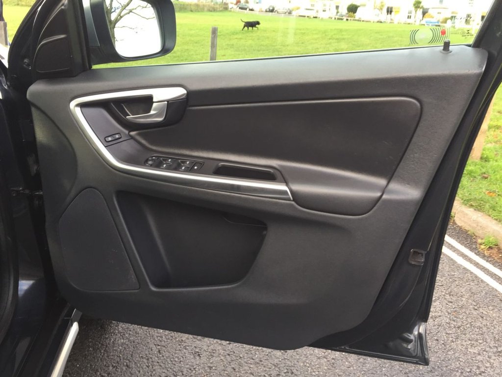 USED 2013 13 VOLVO XC60 2.4 D5 R-DESIGN NAV AWD 5d 212 BHP DAB + SAT NAV