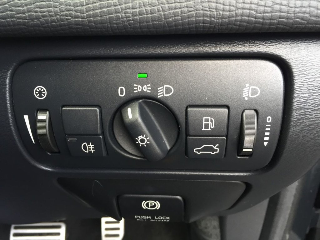 USED 2013 13 VOLVO XC60 2.4 D5 R-DESIGN NAV AWD 5d 212 BHP DAB + SAT NAV
