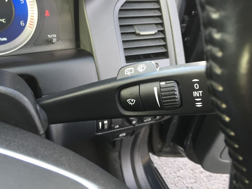 USED 2013 13 VOLVO XC60 2.4 D5 R-DESIGN NAV AWD 5d 212 BHP DAB + SAT NAV
