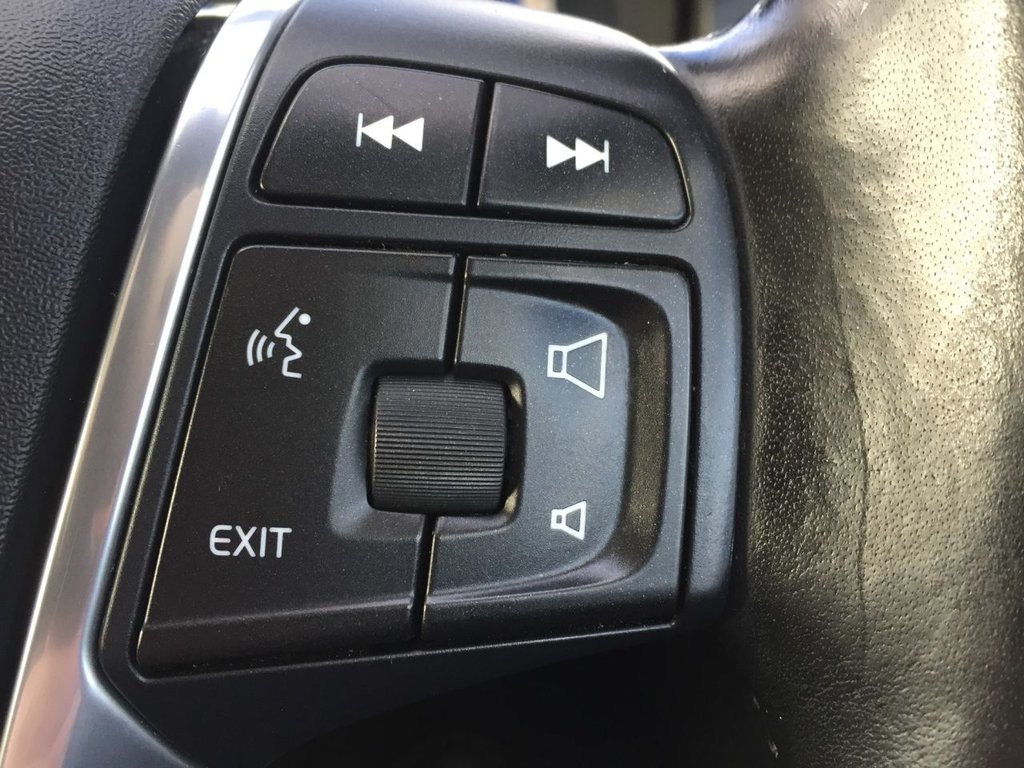 USED 2013 13 VOLVO XC60 2.4 D5 R-DESIGN NAV AWD 5d 212 BHP DAB + SAT NAV
