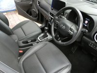 USED 2020 20 HYUNDAI KONA 1.6 GDI PREMIUM SE 5d 140 BHP SAT NAV LEATHER PARKING SENSORS 1 OWNER SERVICE HISTORY HYUNDAI WARRANTY TILL AUG 2025