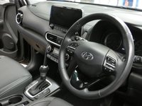USED 2020 20 HYUNDAI KONA 1.6 GDI PREMIUM SE 5d 140 BHP SAT NAV LEATHER PARKING SENSORS 1 OWNER SERVICE HISTORY HYUNDAI WARRANTY TILL AUG 2025