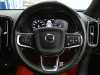 USED 2020 70 VOLVO XC40 2.0 B4 R-DESIGN AWD MHEV 5d 195 BHP STUNNING EXAMPLE SAT NAV PART LEATHER ELECTRIC MEMORY SEATS REAR VIEW CAMERA PARKING SENSORS 1 OWNER SERVICE HISTORY