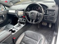 USED 2014 14 VOLKSWAGEN TOUAREG 3.0 V6 R-LINE TDI BLUEMOTION TECHNOLOGY 5d 202 BHP FULL SERVICE HISTORY, 2 KEYS, BOOK PACK, FRESH SERVICE + 12M MOT WITHIN THE SALE