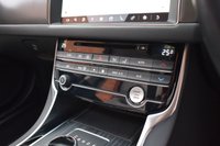 USED 2019 19 JAGUAR XF 3.0 D V6 S 4d 296 BHP PAN ROOF / MERIDIAN / BIG NAV