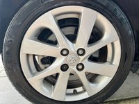 USED 2014 64 TOYOTA YARIS 1.5 HYBRID EXCEL 5d 73 BHP Glass Roof + Smart Pack