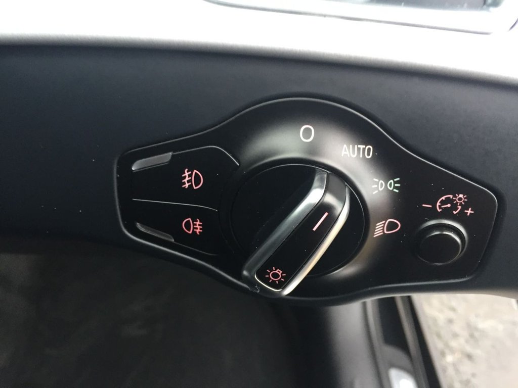 USED 2015 15 AUDI A4 2.0 AVANT TDI S LINE START/STOP 5d 148 BHP S-LINE AUTO
