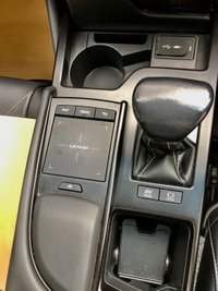 USED 2020 20 LEXUS ES 2.5 300H TAKUMI 4d AUTO 215 BHP 2 OWNER//FULL LEXUS HISTORY//MASSIVE SPEC//360 PARK CAMERAS//HEATED SEATS//POWER BOOT 215 BHP 2 OWNER//FULL LEXUS HISTORY//MASSIVE SPEC//360 PARK CAMERAS//HEATED SEATS//POWER BOOT