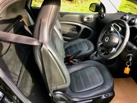 USED 2017 17 SMART FORTWO 0.9 PRIME PREMIUM T 2d AUTO 90 BHP APPLE PLAY//REAR PARK SENSORS // MERC UK + 1 LADY OWNER//PANORAMIC GLASS ROOF WITH BLIND//BLACK LEATHER//AIRCON//BLUETOOTH//DAB AUTO 90 BHP  //REAR PARK SENSORS // MERC UK + 1 LADY OWNER//PANORAMIC GLASS ROOF WITH BLIND//BLACK LEATHER//AIRCON//BLUETOOTH//DAB