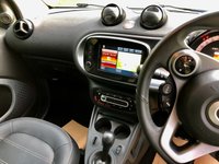 USED 2017 17 SMART FORTWO 0.9 PRIME PREMIUM T 2d AUTO 90 BHP APPLE PLAY//REAR PARK SENSORS // MERC UK + 1 LADY OWNER//PANORAMIC GLASS ROOF WITH BLIND//BLACK LEATHER//AIRCON//BLUETOOTH//DAB AUTO 90 BHP  //REAR PARK SENSORS // MERC UK + 1 LADY OWNER//PANORAMIC GLASS ROOF WITH BLIND//BLACK LEATHER//AIRCON//BLUETOOTH//DAB