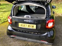 USED 2017 17 SMART FORTWO 0.9 PRIME PREMIUM T 2d AUTO 90 BHP APPLE PLAY//REAR PARK SENSORS // MERC UK + 1 LADY OWNER//PANORAMIC GLASS ROOF WITH BLIND//BLACK LEATHER//AIRCON//BLUETOOTH//DAB AUTO 90 BHP  //REAR PARK SENSORS // MERC UK + 1 LADY OWNER//PANORAMIC GLASS ROOF WITH BLIND//BLACK LEATHER//AIRCON//BLUETOOTH//DAB