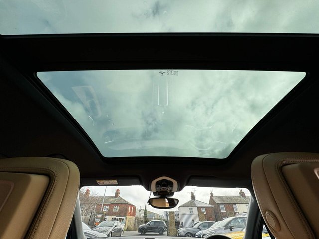 2016 PORSCHE MACAN 3.0L D S PDK 5d 258 BHP - Photo 2